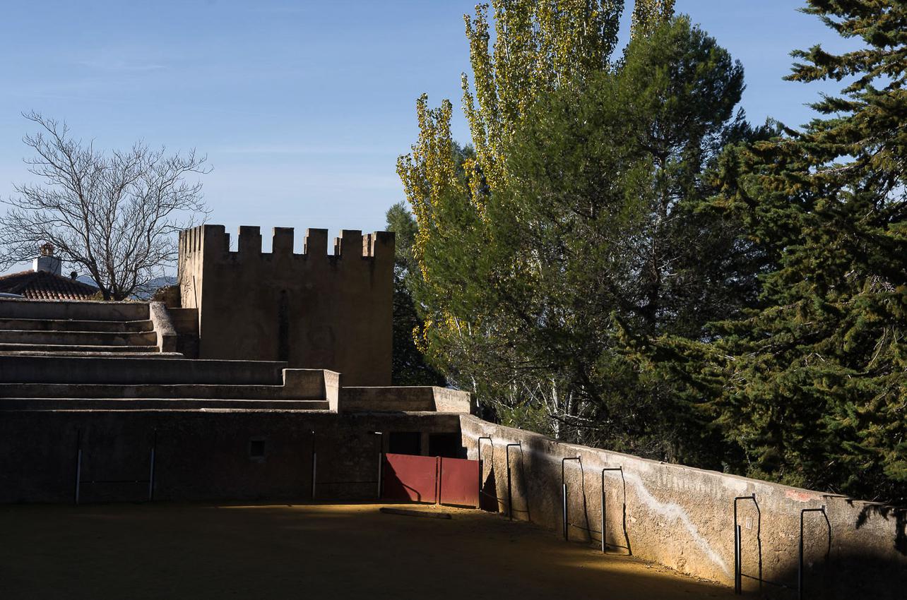 La curiosa plaza de toros rectangular de Segura de la Sierra junto al torreón. Foto: Manuel Ruiz Toribio