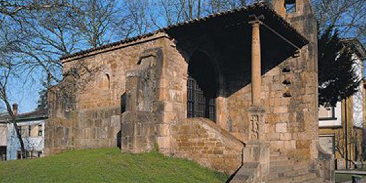 Capilla de Santa Cruz y dolmen Capilla de Santa Cruz y dolmen