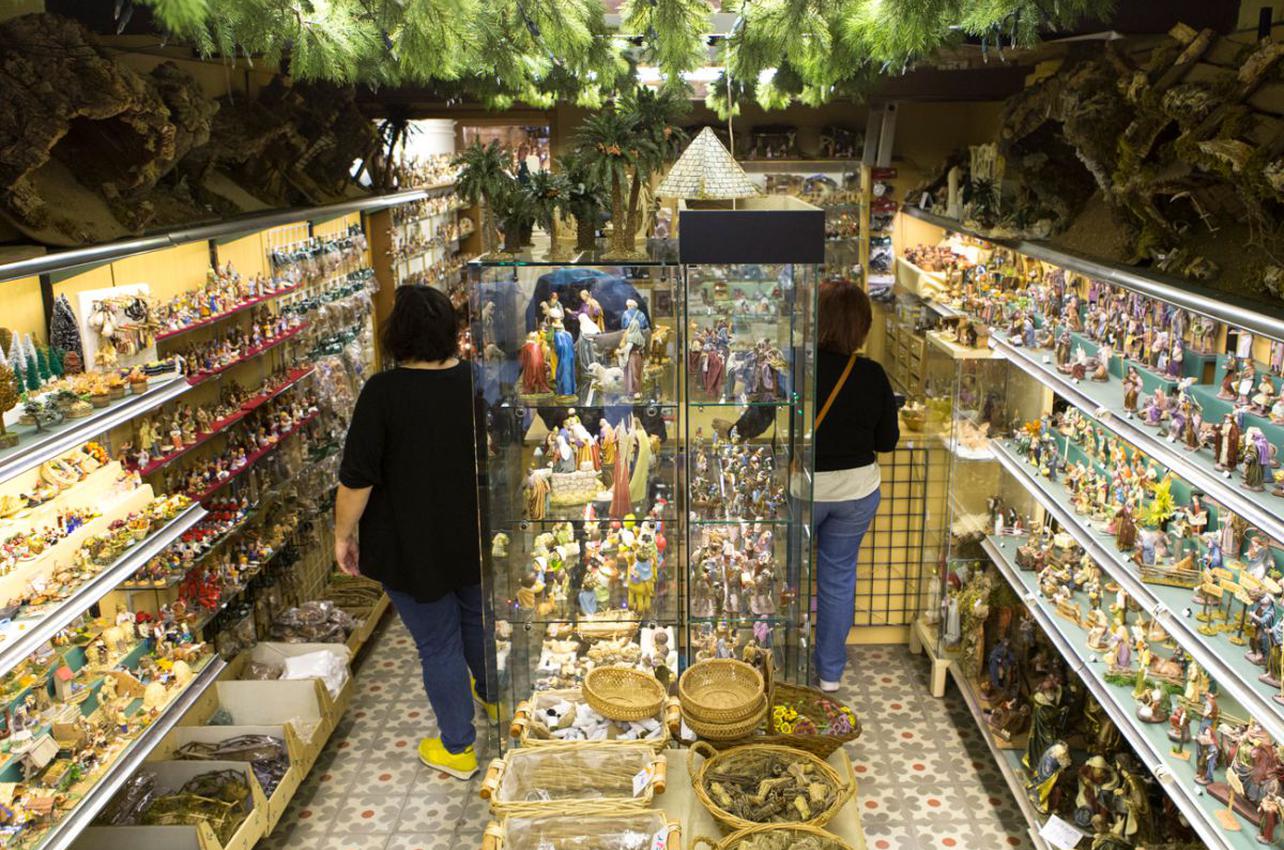Angosta y abarrotada, la tienda abre los meses de noviembre y diciembre. Foto: César Cid