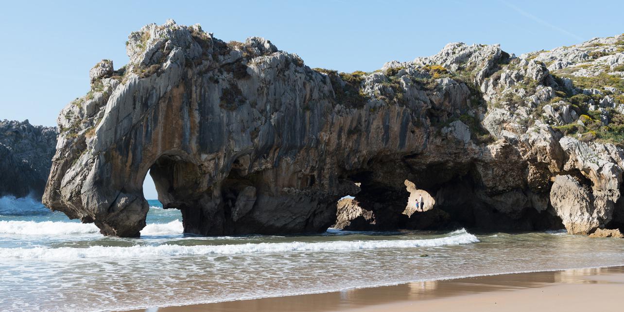 Playa de Cuevas del Mar, Llanes Fotos e información importante Guia Repsol Playa de Cuevas del Mar, Llanes Fotos e información importante Guia Repsol
