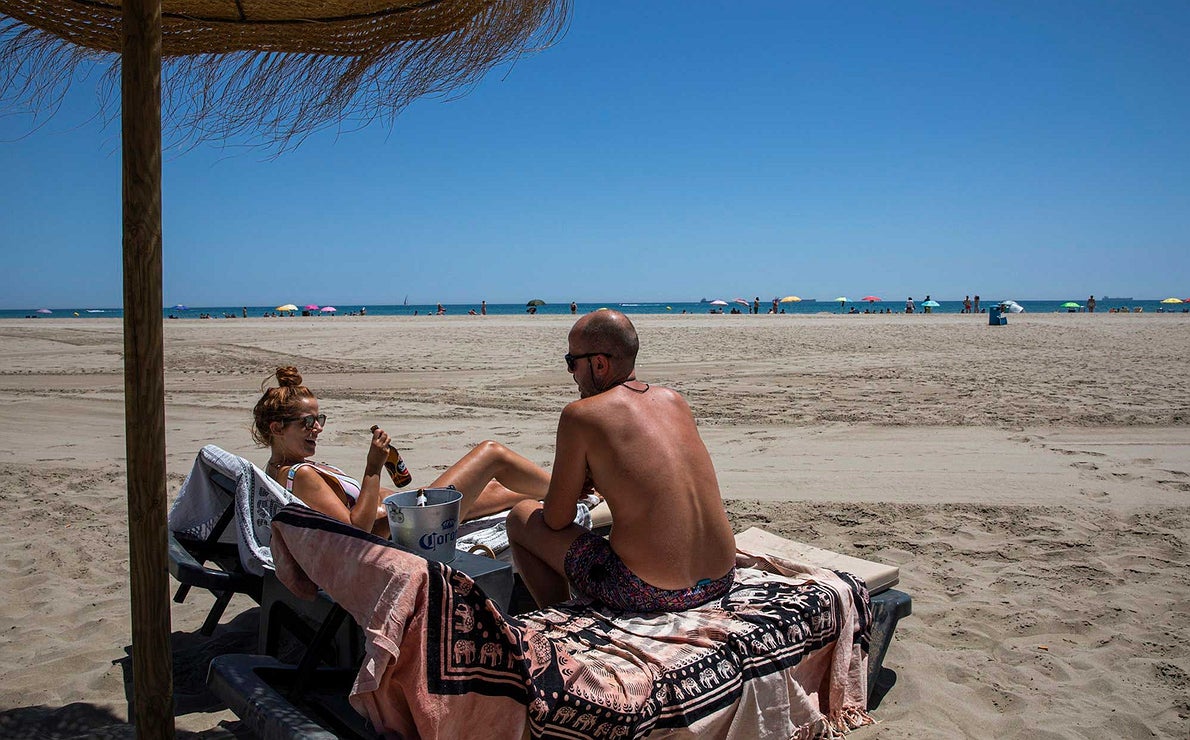 Castellón - Playa del Grao bajo la sombrilla tomando una cerveza