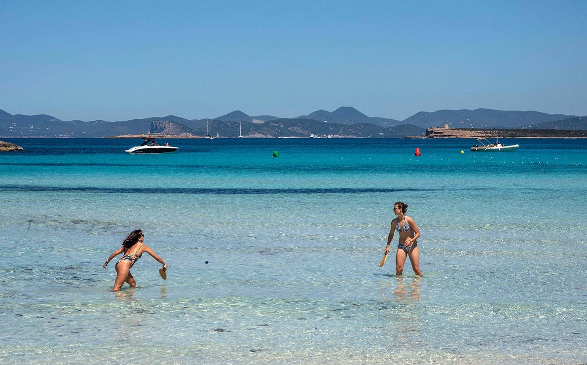 Formentera - Dos mujeres juegan a las palas en una playa de la isla
