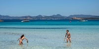 Formentera - Dos mujeres juegan a las palas en una playa de la isla