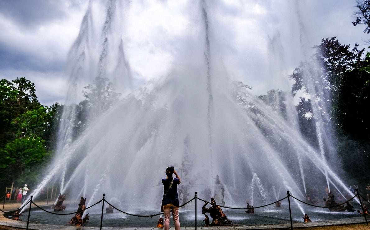 Una mujer intenta fotografiar las formas del agua en Ranas cuando está a su máxima potencia.