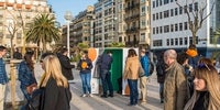 FotoSol (San Sebastián | Donostia) - Gente en el paseo con el fotomatón al fondo