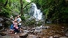 Ruta por las cascadas de Xorroxin (Navarra): familia en la cascada de Xorroxin (apertura)
