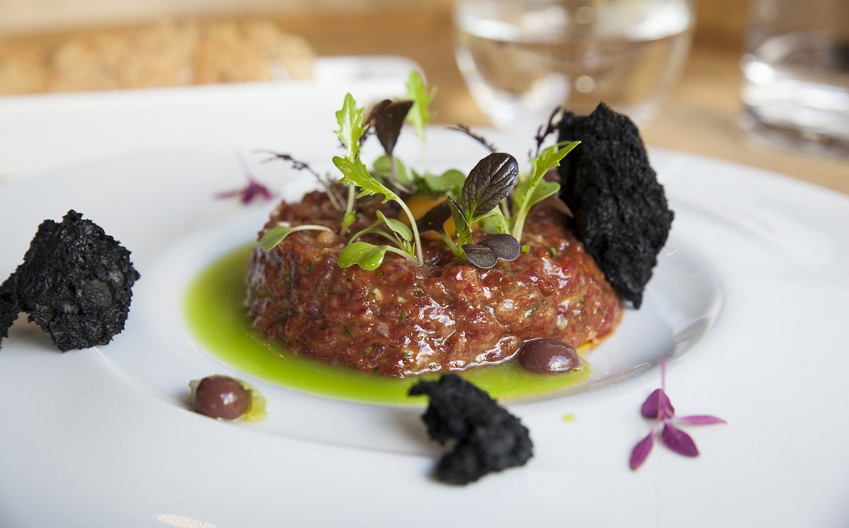 'Steak tartar Premium' con jugo verde de olivas, del restaurante 'Eme Be Garrote', en Donosti (1 Sol Guía Repsol).