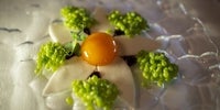 Flor compuesta por los primeros guisantes lágrima, huevo y remolacha, del restaurante 'Akelarre' (Donosti), 3 Soles Guía Repsol.