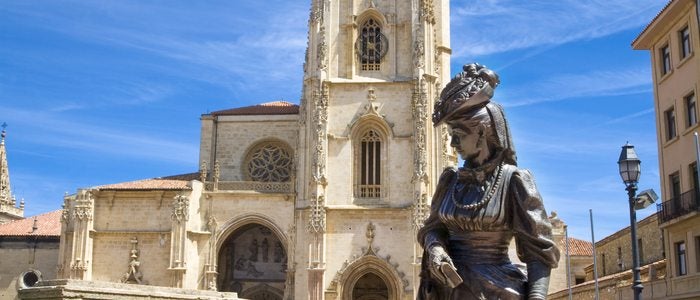 Estatua La Regenta con la catedral detrás. Estatua La Regenta con la catedral detrás.