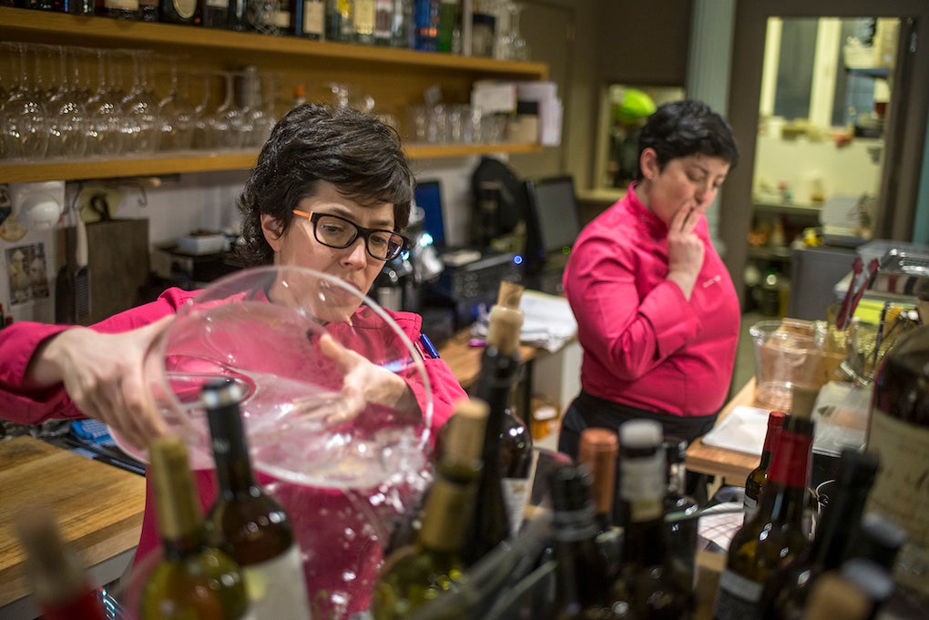 Carmen y Marian se conocen desde pequeñas y su compenetración hace que todo fluya con naturalidad. Carmen y Marian se conocen desde pequeñas y su compenetración hace que todo fluya con naturalidad.