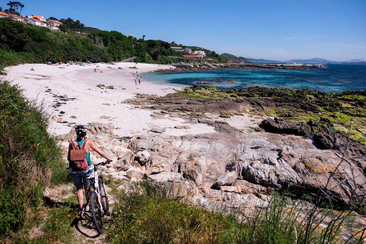 La playa dos Cans puede ser un alto en el camino: tiene chiringuito para después de un chapuzón. La playa dos Cans puede ser un alto en el camino: tiene chiringuito para después de un chapuzón.