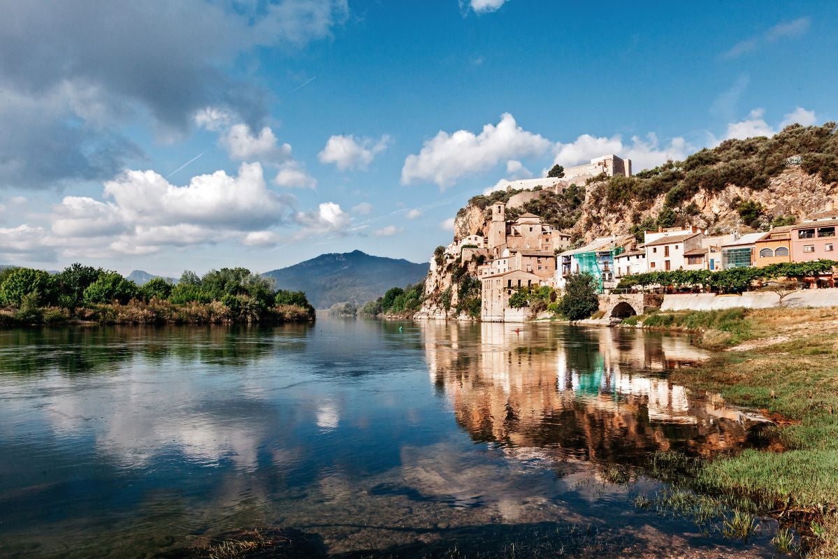 Miravet reflejado en el río Ebro, en Tarragona. Foto: Flaminia Pelazzi