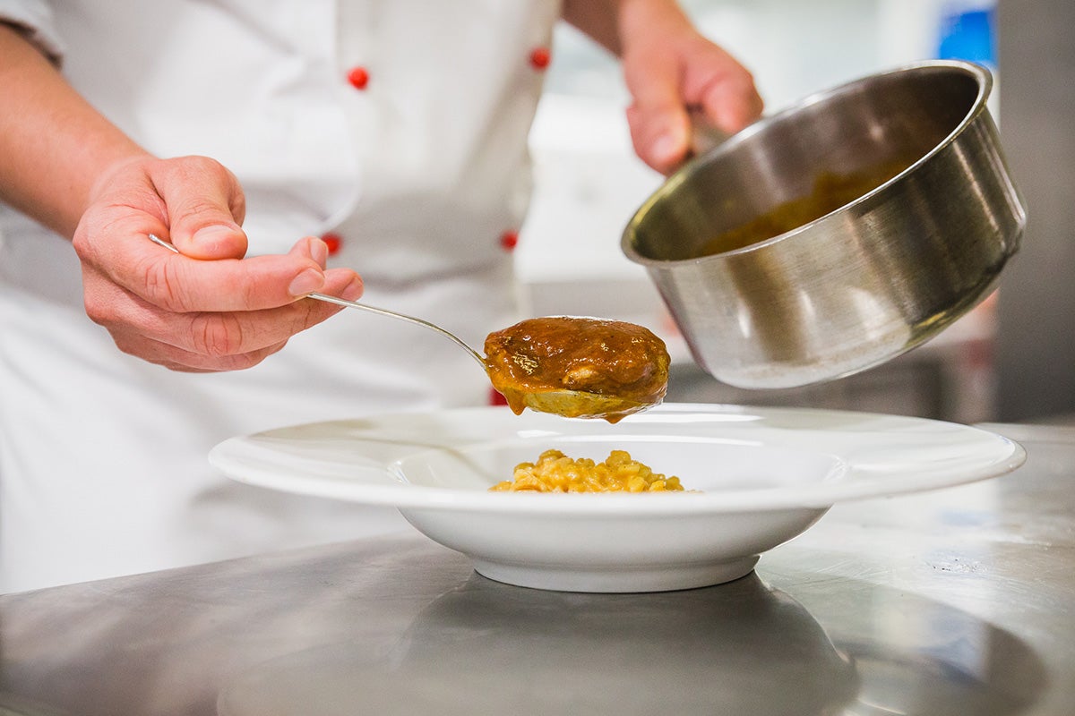 La carrillada ibérica va acompañada de un risotto de trigo. La carrillada ibérica va acompañada de un risotto de trigo.