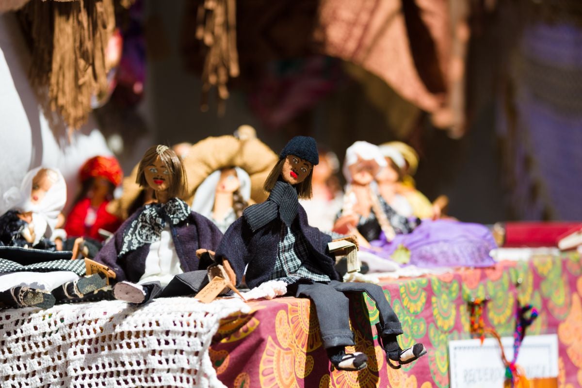 Detalle de muñecos de trapo en el mercadillo de Las Dalias, Ibiza. Detalle de muñecos de trapo en el mercadillo de Las Dalias, Ibiza.