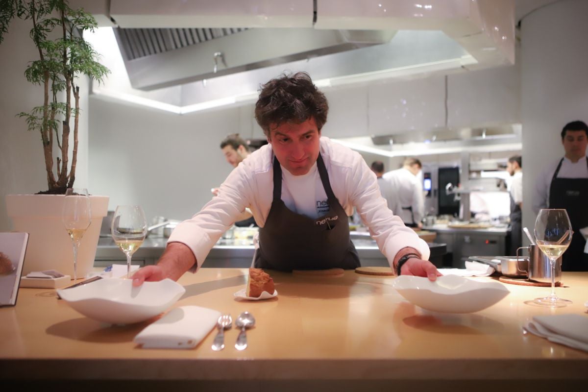 El cocinero Josean Alija sirviendo en la barra de su concepto La mesa del chef, del restaurante Nerua, Bilbao.