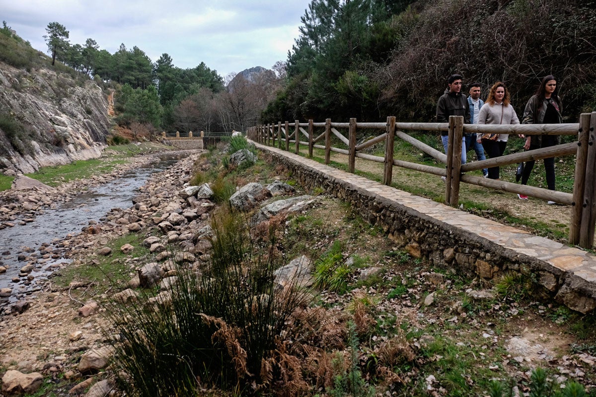 Camino en el río Ruecas en Cañamero, en la comarca de las Villuercas (Cáceres). Camino en el río Ruecas en Cañamero, en la comarca de las Villuercas (Cáceres).