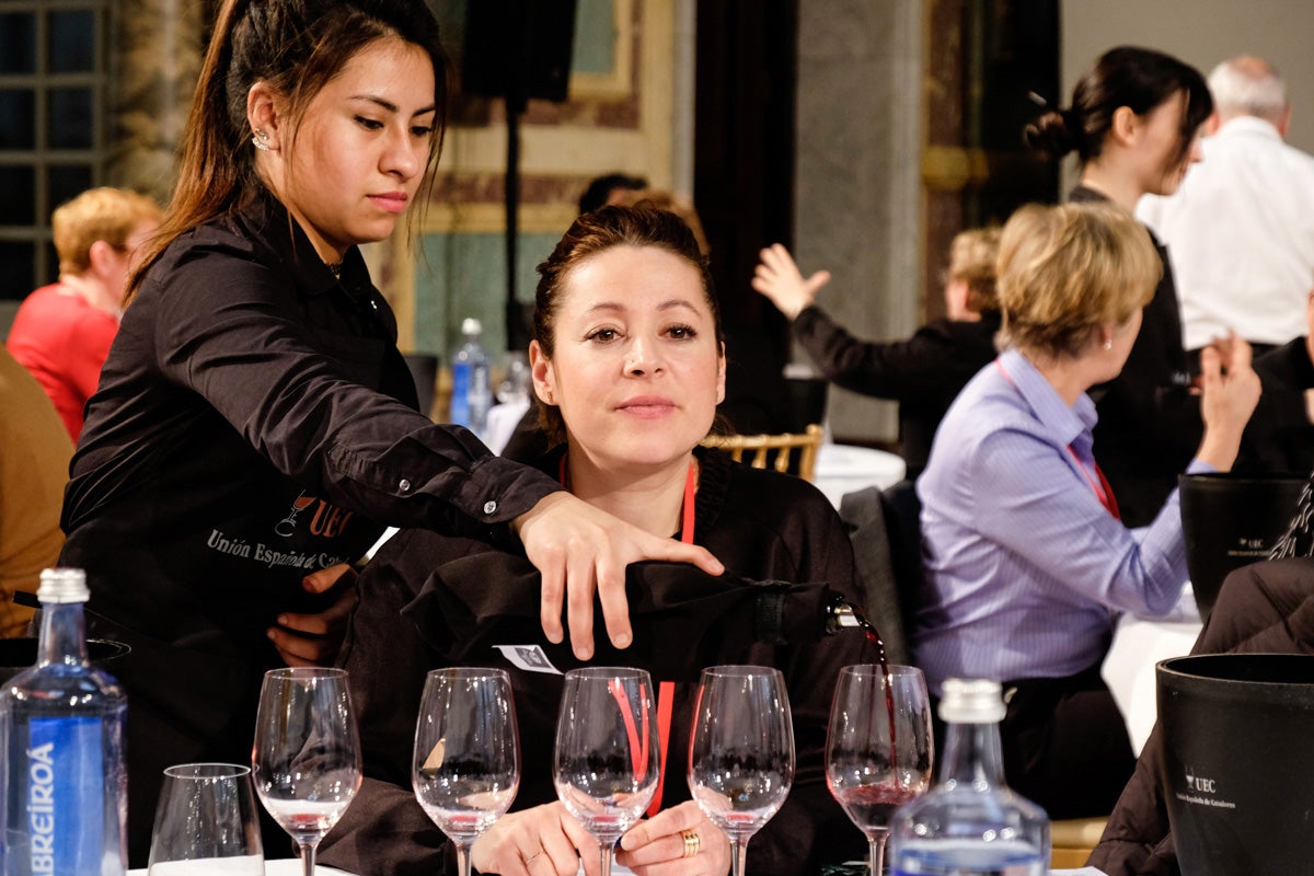 Almudena Alberca obtiene pistas de la densidad del vino solo con el sonido. Almudena Alberca obtiene pistas de la densidad del vino solo con el sonido.
