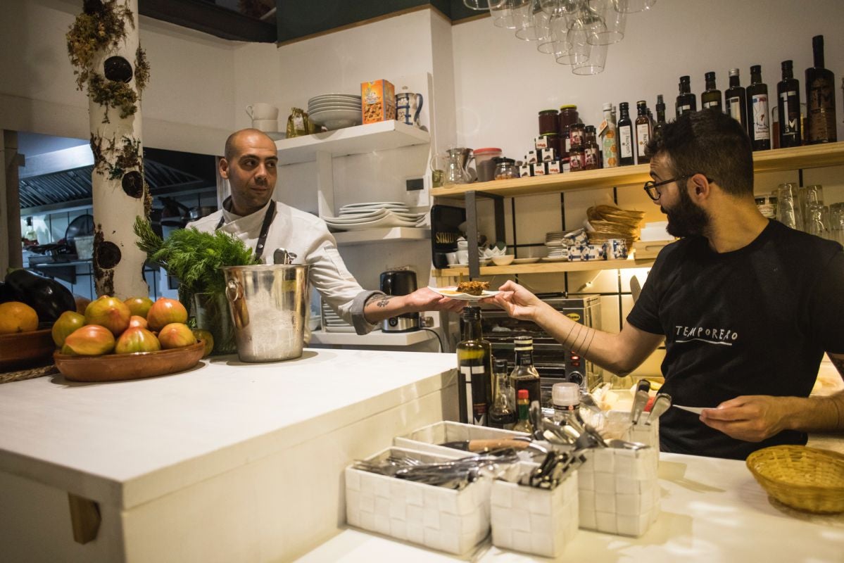 En la barra del bar Sorbito Divino, en Valencia, Pasquale Aragona, el chef, habla con el camarero. En la barra del bar Sorbito Divino, en Valencia, Pasquale Aragona, el chef, habla con el camarero.
