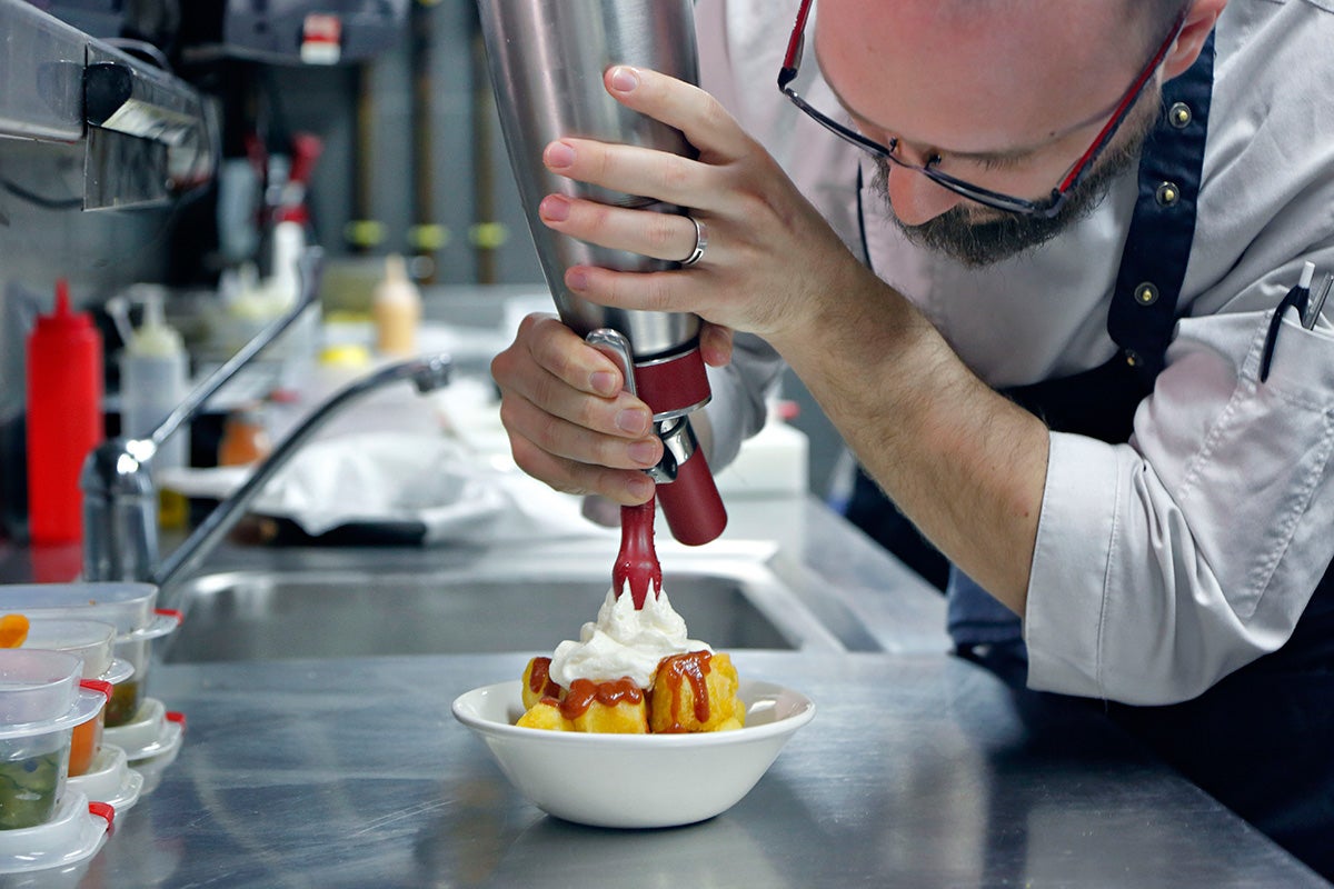 El chef Pedro Gallego preparando las patatas Massiel con espuma ligera de alioli. El chef Pedro Gallego preparando las patatas Massiel con espuma ligera de alioli.