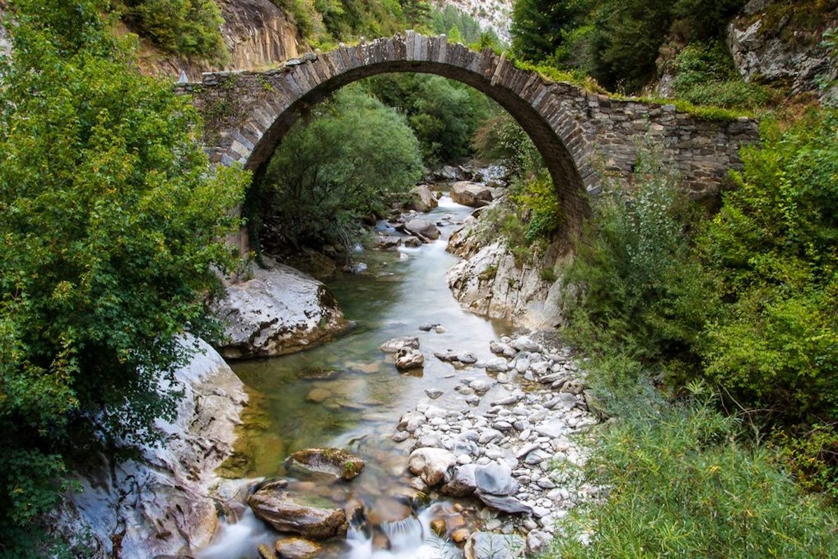El puente de Holtzarte, en Isaba. Foto: Shutterstock.