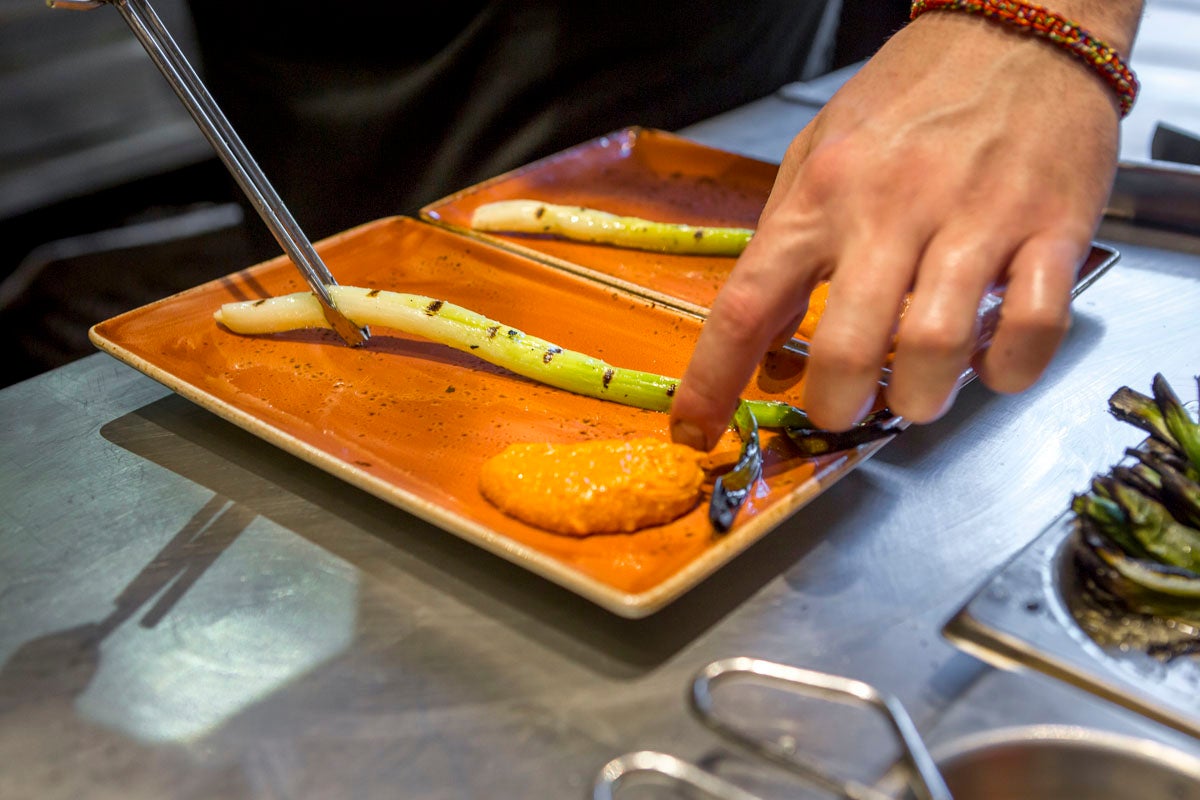 Un calçot con salsa romesco listo para degustar. Un calçot con salsa romesco listo para degustar.