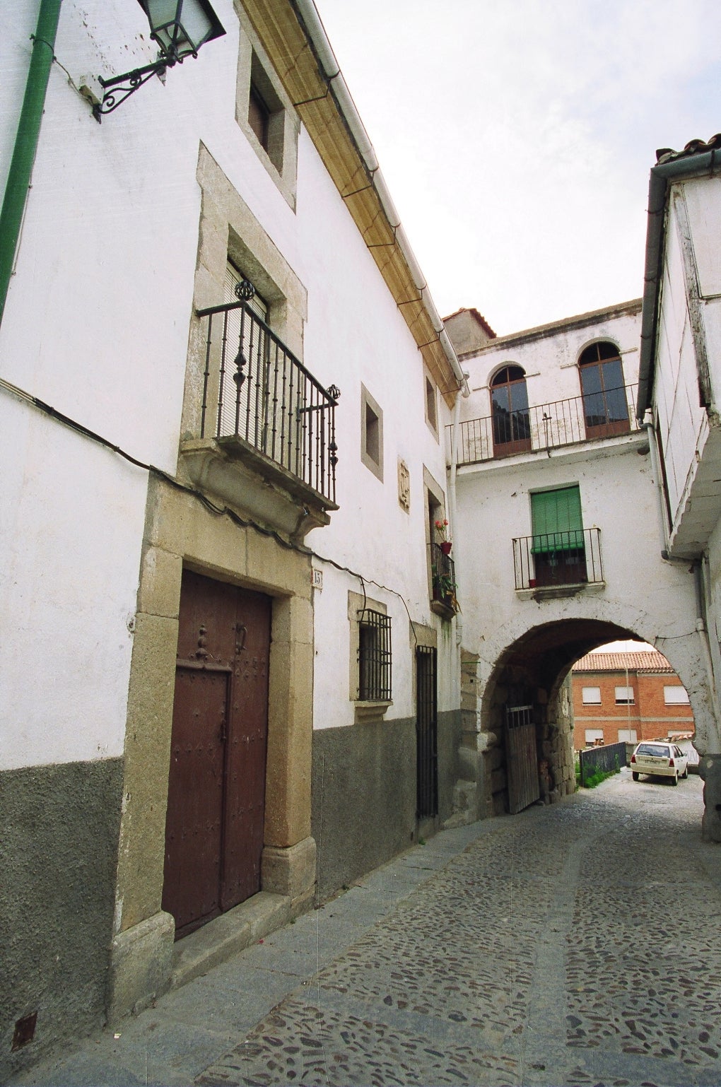 Puerta de entrada a la ciudad Virgen de la Guía. A la izquierda, la cárcel de la Inquisición. Foto: Karpint. Puerta de entrada a la ciudad Virgen de la Guía. A la izquierda, la cárcel de la Inquisición. Foto: Karpint.