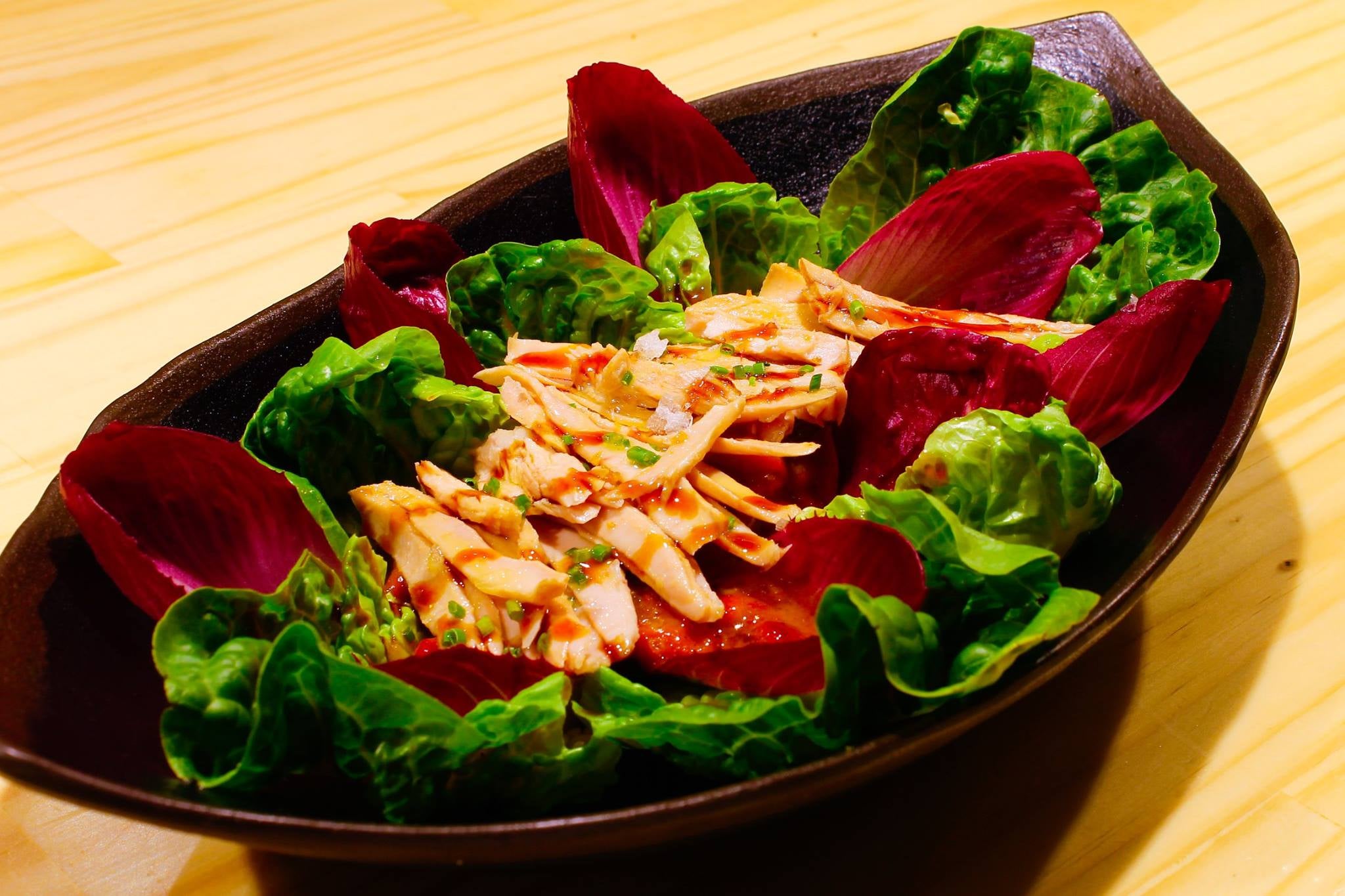 Ensalada con cogollos de lechuga, endivia morada, ventresca de bonito y pimientos asados al sarmiento y la encina. Foto: El Sacacorchos. Ensalada con cogollos de lechuga, endivia morada, ventresca de bonito y pimientos asados al sarmiento y la encina. Foto: El Sacacorchos.