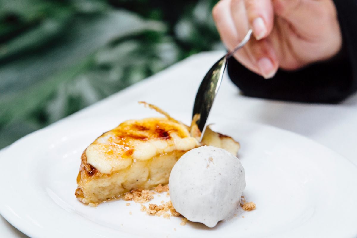 Pastelito de hojaldre con manzana y helado de vainilla. Pastelito de hojaldre con manzana y helado de vainilla.