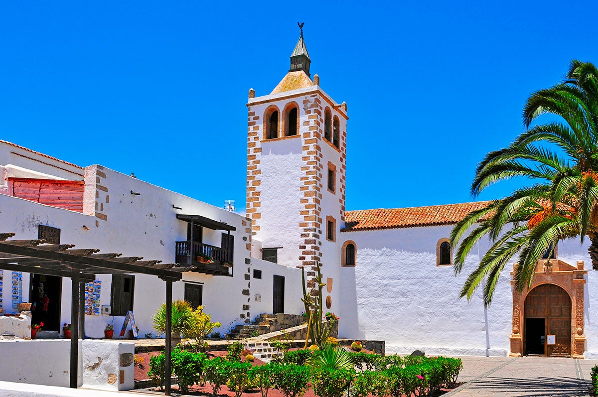 El encanto de la isla brilla en la iglesia y la plaza de Betancuria. Foto: Shutterstock El encanto de la isla brilla en la iglesia y la plaza de Betancuria. Foto: Shutterstock