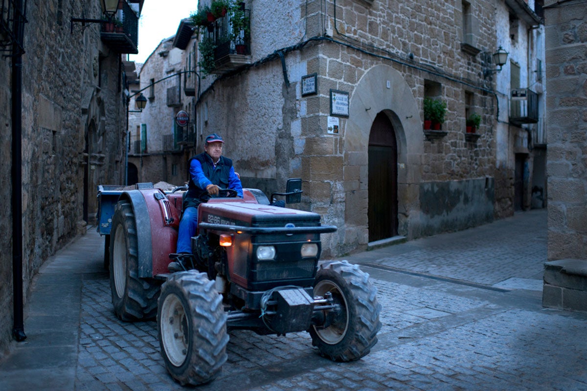 Un tractor a punto de atravesar la plaza Mayor de Cretas a última hora de la tarde. Un tractor a punto de atravesar la plaza Mayor de Cretas a última hora de la tarde.