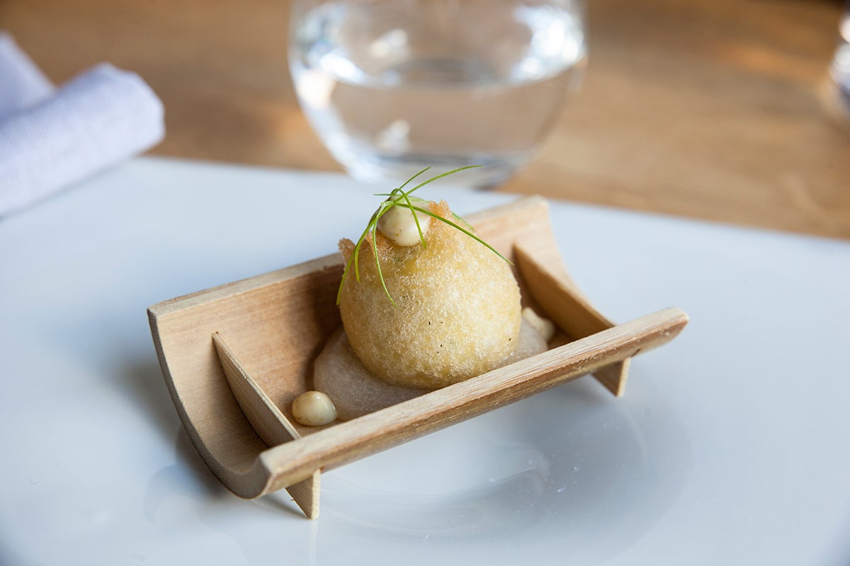 Restaurante Eme Be Garrote Grill: Buñuelo de bacalao con mayonesa de manzanilla y gel de cítricos. Foto: Garikoitz Díaz Restaurante Eme Be Garrote Grill: Buñuelo de bacalao con mayonesa de manzanilla y gel de cítricos. Foto: Garikoitz Díaz
