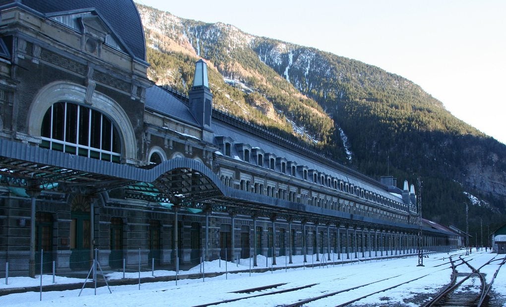 Una estampa invernal de la estación de Canfranc.