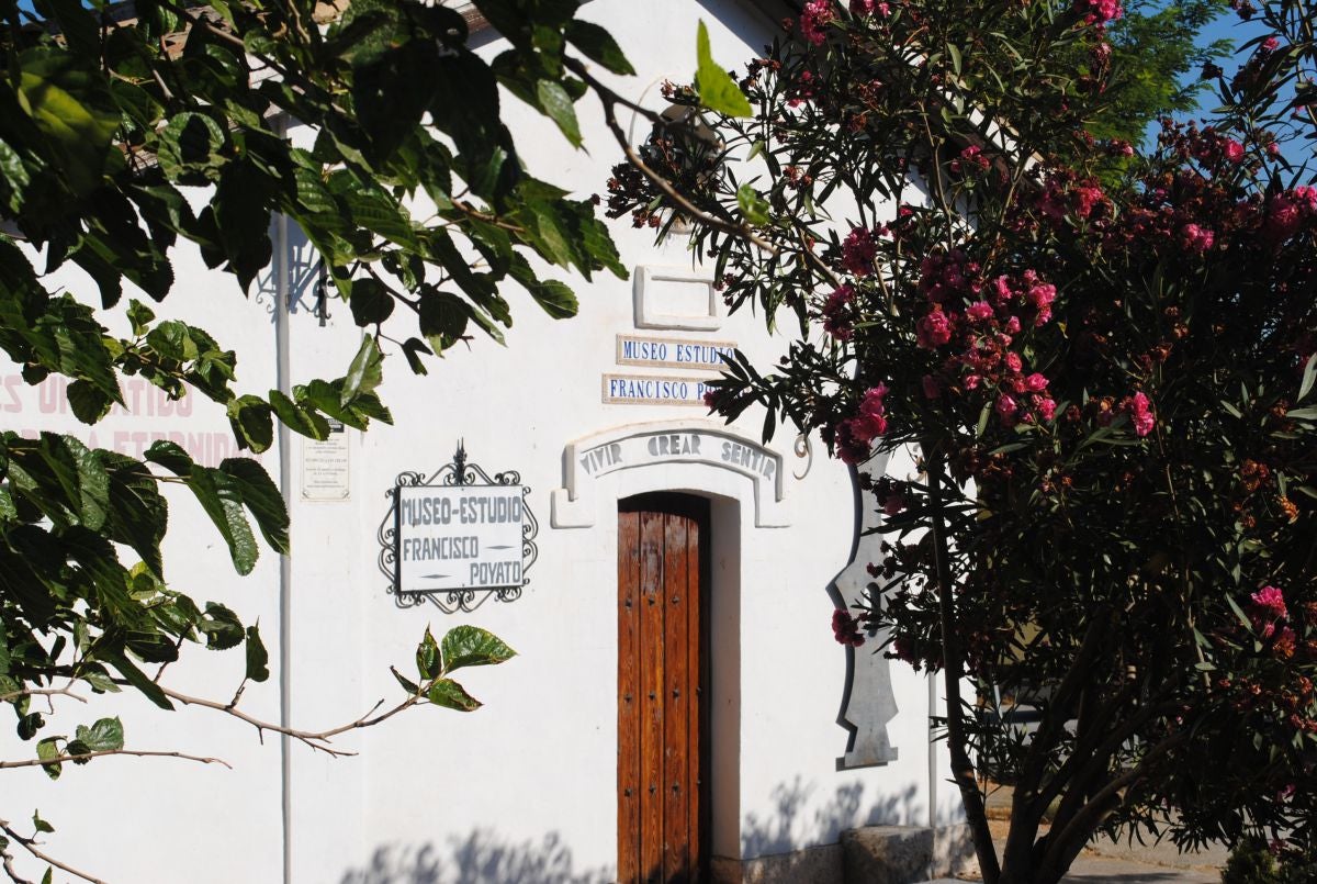 La casa museo del pintor Francisco Poyato marca el punto de regreso. La casa museo del pintor Francisco Poyato marca el punto de regreso.