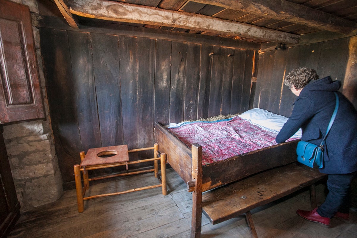 Museo de las Tres Villas Pasiegas. Vega de Pas. Cantabria.La pareja y uno de los hijos dormían en la misma habitación. Museo de las Tres Villas Pasiegas. Vega de Pas. Cantabria.La pareja y uno de los hijos dormían en la misma habitación.