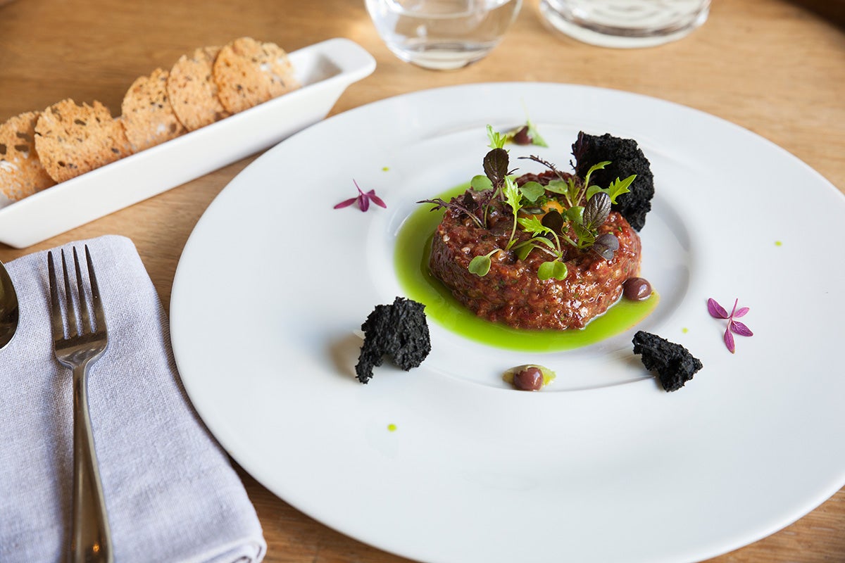 Restaurante Eme Be Garrote Grill: Steak tartar Premium con jugo de verde de olivas, el orgullo de la casa. Foto: Garikoitz Díaz