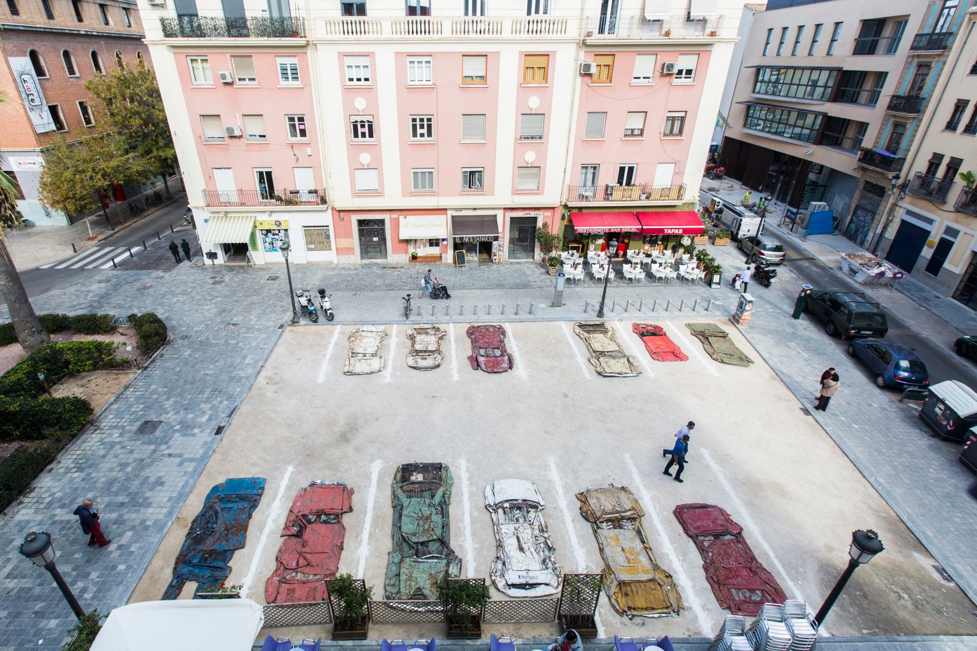 Una pintada en el suelo de un parking emulando, precisamente, un aparcamiento de coches. Una pintada en el suelo de un parking emulando, precisamente, un aparcamiento de coches.