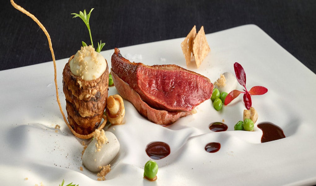 Pichón asado a baja temperatura al carbón con bocaditos de patata y trufa, verduras olvidadas. Foto: Berasategui. Pichón asado a baja temperatura al carbón con bocaditos de patata y trufa, verduras olvidadas. Foto: Berasategui.