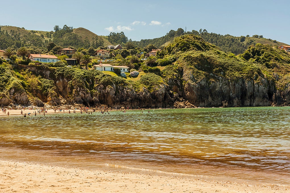 Aprovecha para acceder a las Lastras de Pechón cuando hay marea baja en la playa de Amio. Foto: Shutterstock. Aprovecha para acceder a las Lastras de Pechón cuando hay marea baja en la playa de Amio. Foto: Shutterstock.