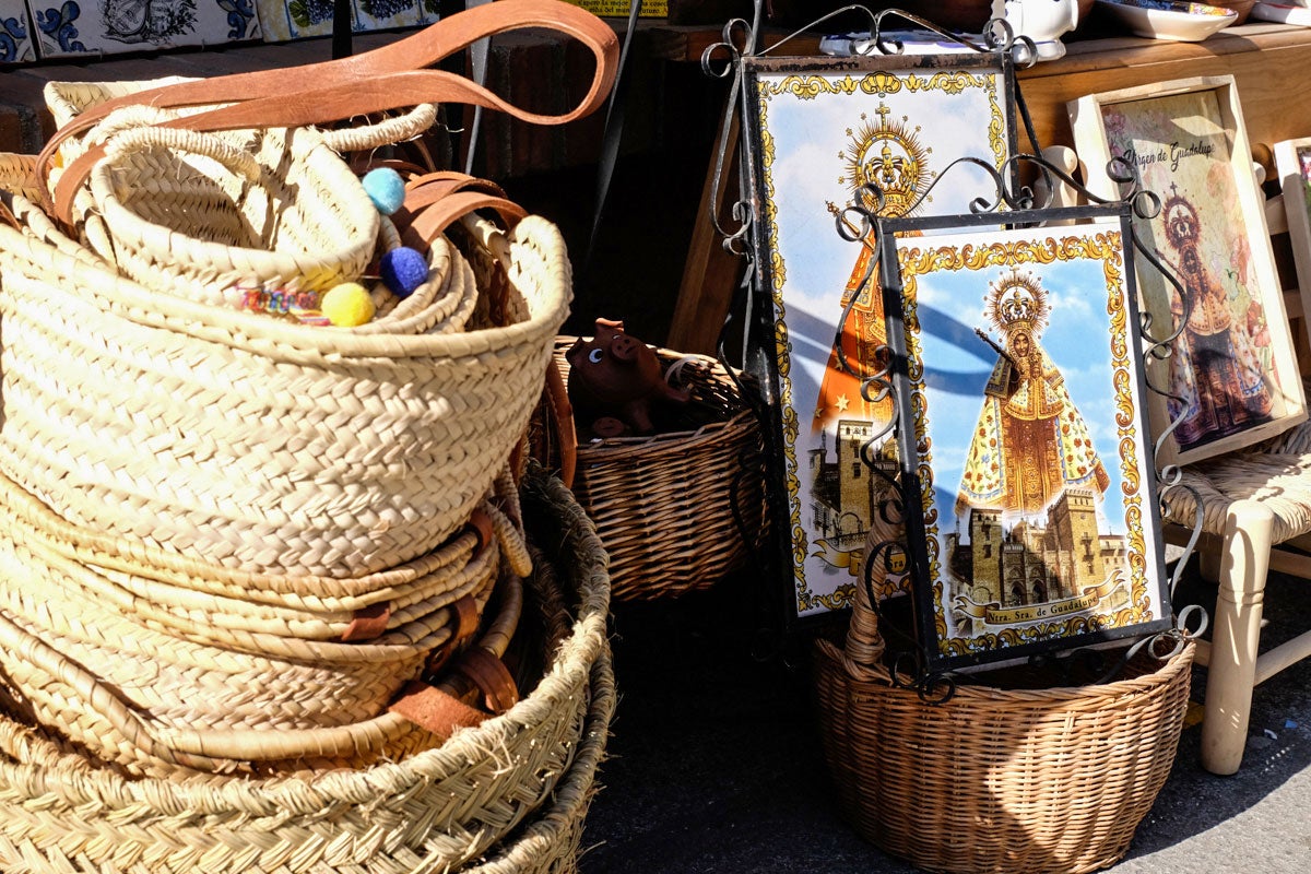Artesanías en una tienda de souvenirs en Guadalupe (Cáceres). Artesanías en una tienda de souvenirs en Guadalupe (Cáceres).