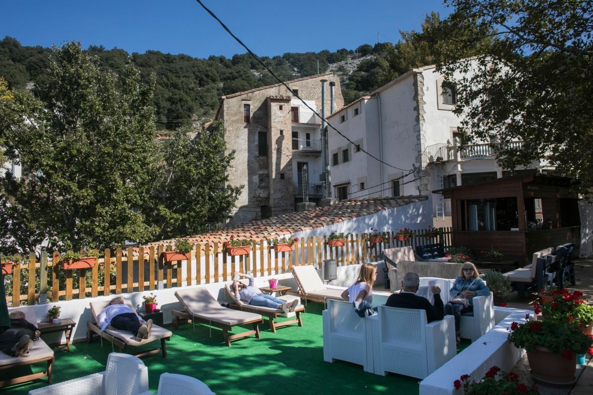 Terraza de Casa Banys L'avella, L’Avellà, Catí , Castellón. Foto: Eva Máñez. Terraza de Casa Banys L'avella, L’Avellà, Catí , Castellón. Foto: Eva Máñez.