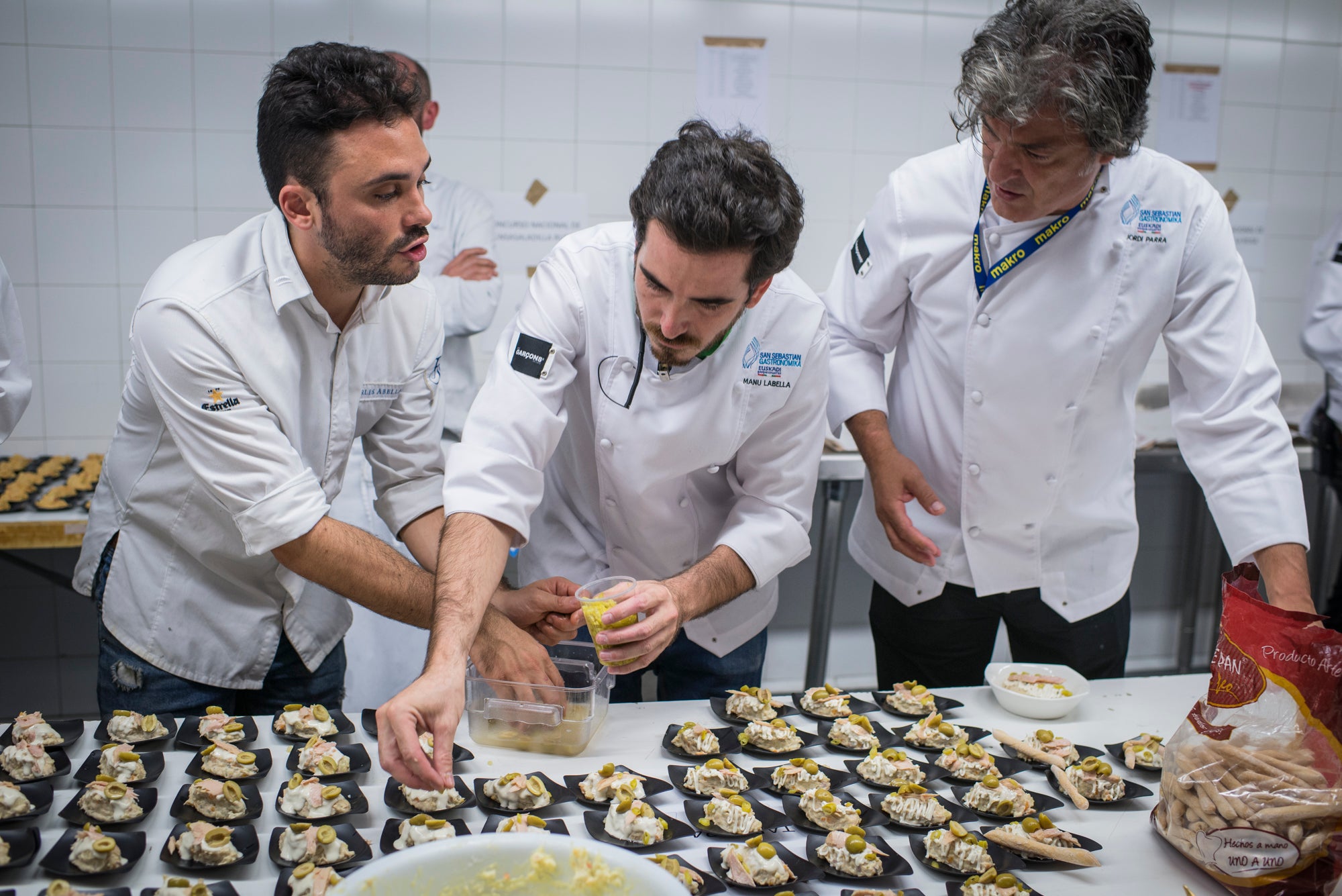 El equipo ganador de 'Tapas 24' preparando las ensaladillas para el concurso. El equipo ganador de 'Tapas 24' preparando las ensaladillas para el concurso.