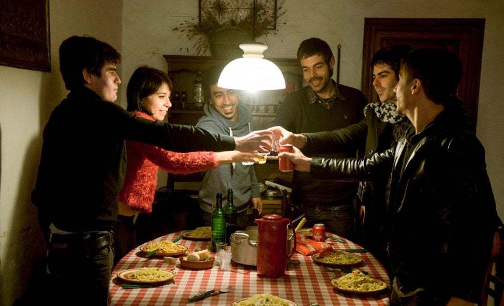 Los integrantes de Dorian cenando en una masía. Foto: Rafa Ariño.
