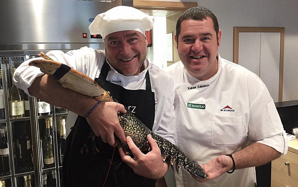 Los hermanos Zabaleta acunando un buen ejemplar de langosta. Foto cedida. Los hermanos Zabaleta acunando un buen ejemplar de langosta. Foto cedida.