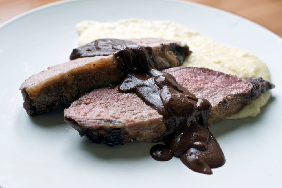 Presa con salsa de chocolate y crema de maíz. Presa con salsa de chocolate y crema de maíz.