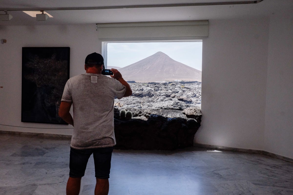 Las ventanas de la casa de Tahíche se abren a un mar de lava. Las ventanas de la casa de Tahíche se abren a un mar de lava.