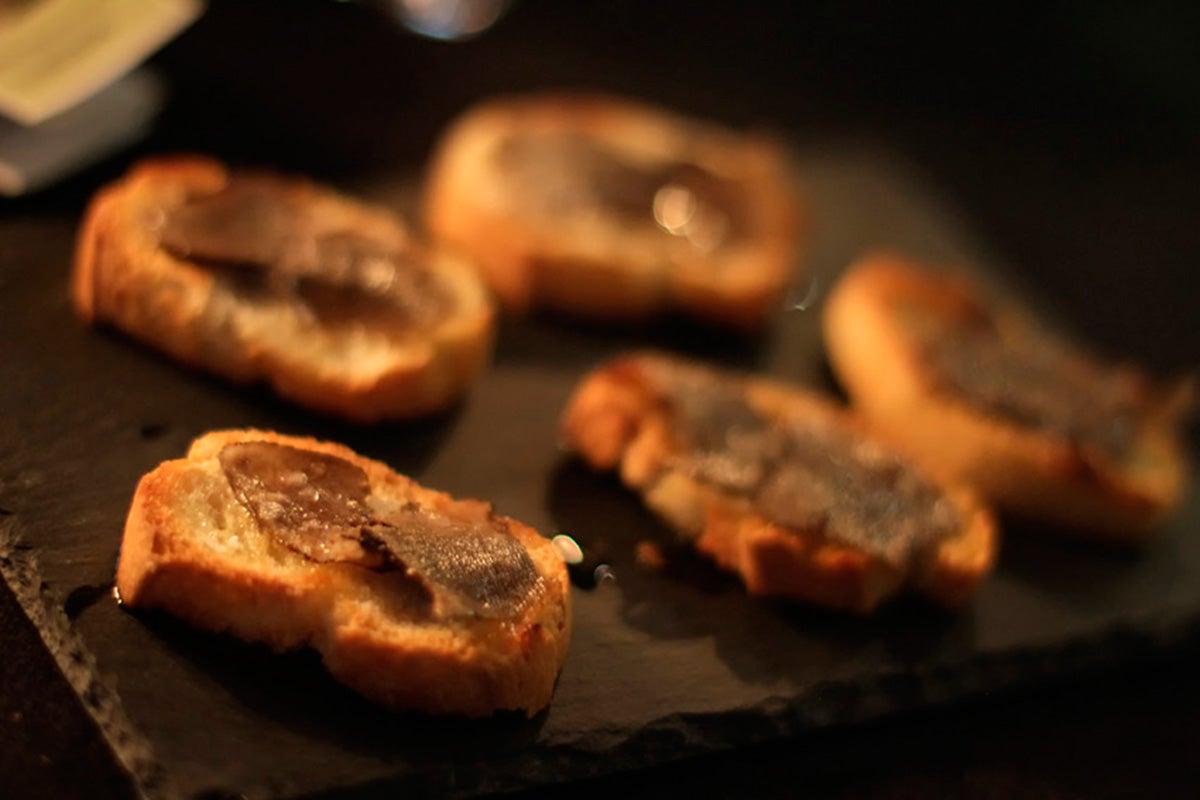 Las trufas del Alto Turia servidas sobre unas tostadas de pan, una delicia. Foto: Uranes Films. Las trufas del Alto Turia servidas sobre unas tostadas de pan, una delicia. Foto: Uranes Films.