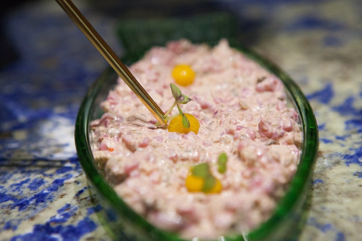 Emplatando el tartar de calamar. Emplatando el tartar de calamar.