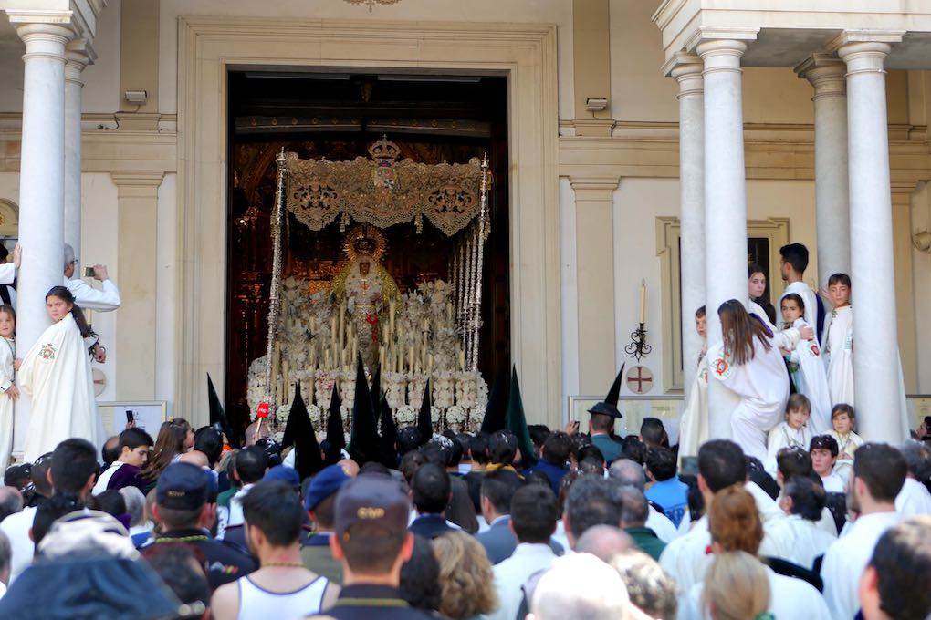 El palio de la Esperanza Macarena entrando en su basílica en la mañana del Viernes Santo. Foto: Ayuntamiento de Sevilla El palio de la Esperanza Macarena entrando en su basílica en la mañana del Viernes Santo. Foto: Ayuntamiento de Sevilla