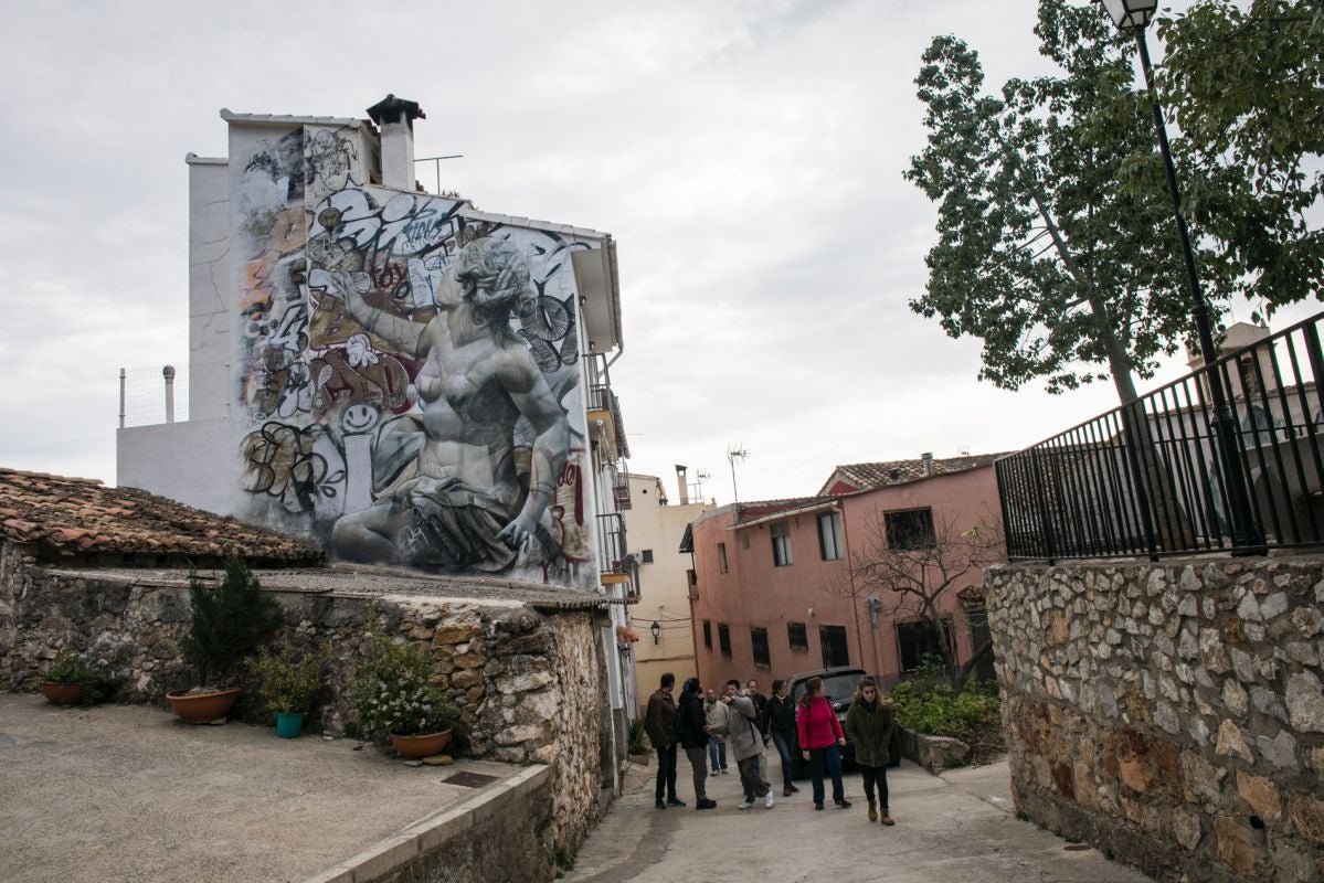 Los artistas PICHI & AVO cambiaron el soporte de las estatuas griegas para instalarlas en las fachadas de Fanzara. Los artistas PICHI & AVO cambiaron el soporte de las estatuas griegas para instalarlas en las fachadas de Fanzara.