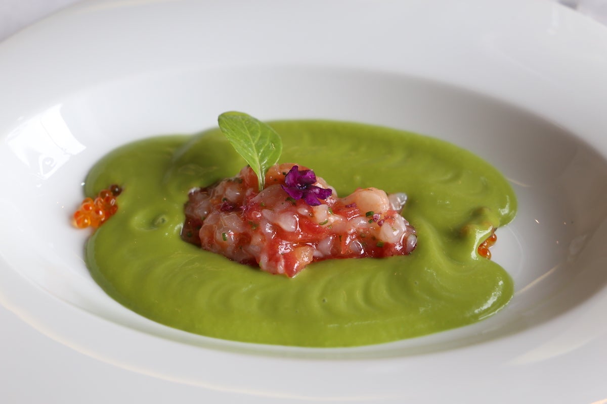 Tartar de tomate y alistado con pack choi verde y aceite de anís. Tartar de tomate y alistado con pack choi verde y aceite de anís.